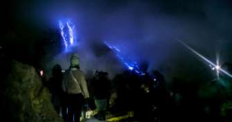 blue fire ijen tour, ijen blue fire tour