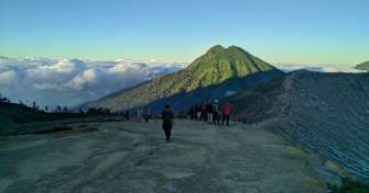 ijen crater hike tour, ijen tour banyuwangi, ijen crater tour