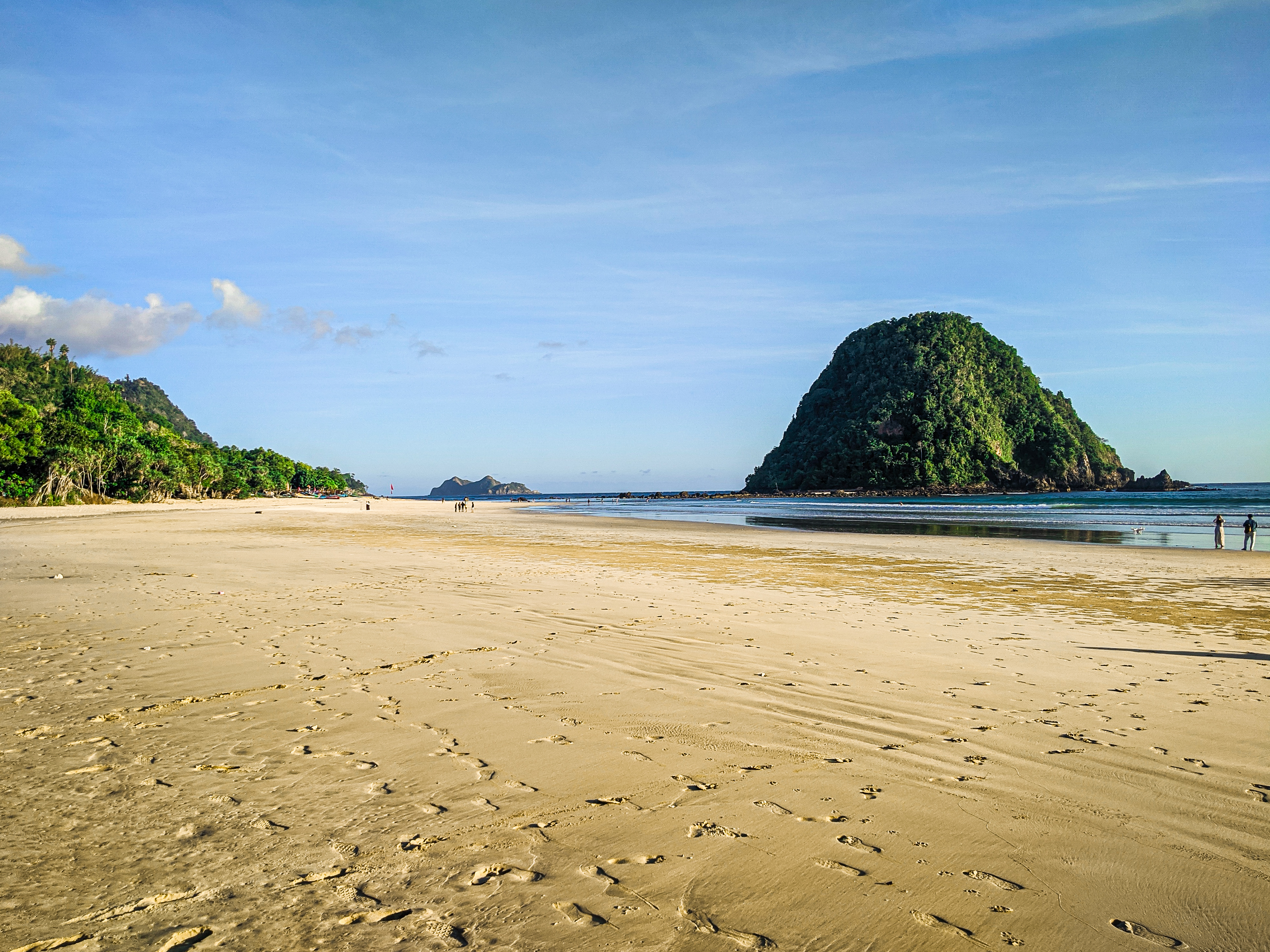 honeymoone tour pulau merah, pulau merah tour, pantai pulau merah banyuwangi, pantai pulau merah trip