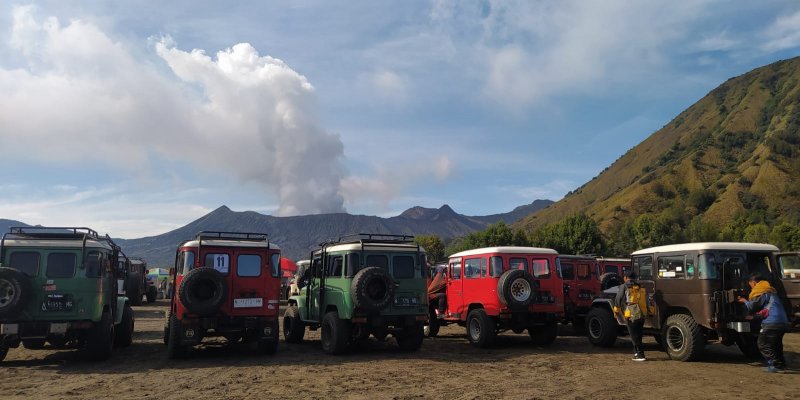 Sewa Jeep Bromo Sunrise  7 View  Harga sewa jeep utk Wisata Bromo dan Paket Tour Jelajah Bromo dari area Ngadisari - Cemoro Lawang, Probolinggo Paket Sewa Jeep Bromo Tour utk penjemputan area Ngadisari - Cemoro Lawang dgn tujuan wisata Sunrise View, Puncak Bromo, Pasir Berbisik dan Savanna sewa jeep bromo, bromo sewa jeep, wisata jeep bromo, jeep ngadisari bromo, jeep cemoro lawang bromo, jeep trip Banyuwangi Ijen Travel